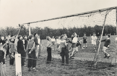 502004 Afbeelding van jeugdige voetballers en toeschouwers bij het doel tijdens een voetbalwedstrijd, waarschijnlijk in ...